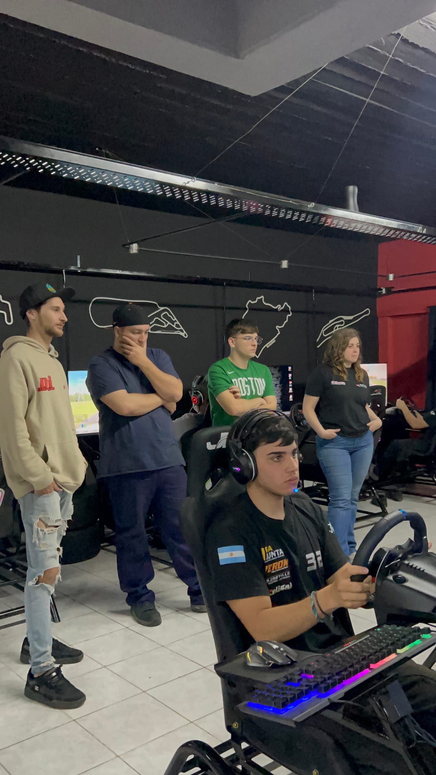 Amigos siguiendo de cerca una carrera en ARacing