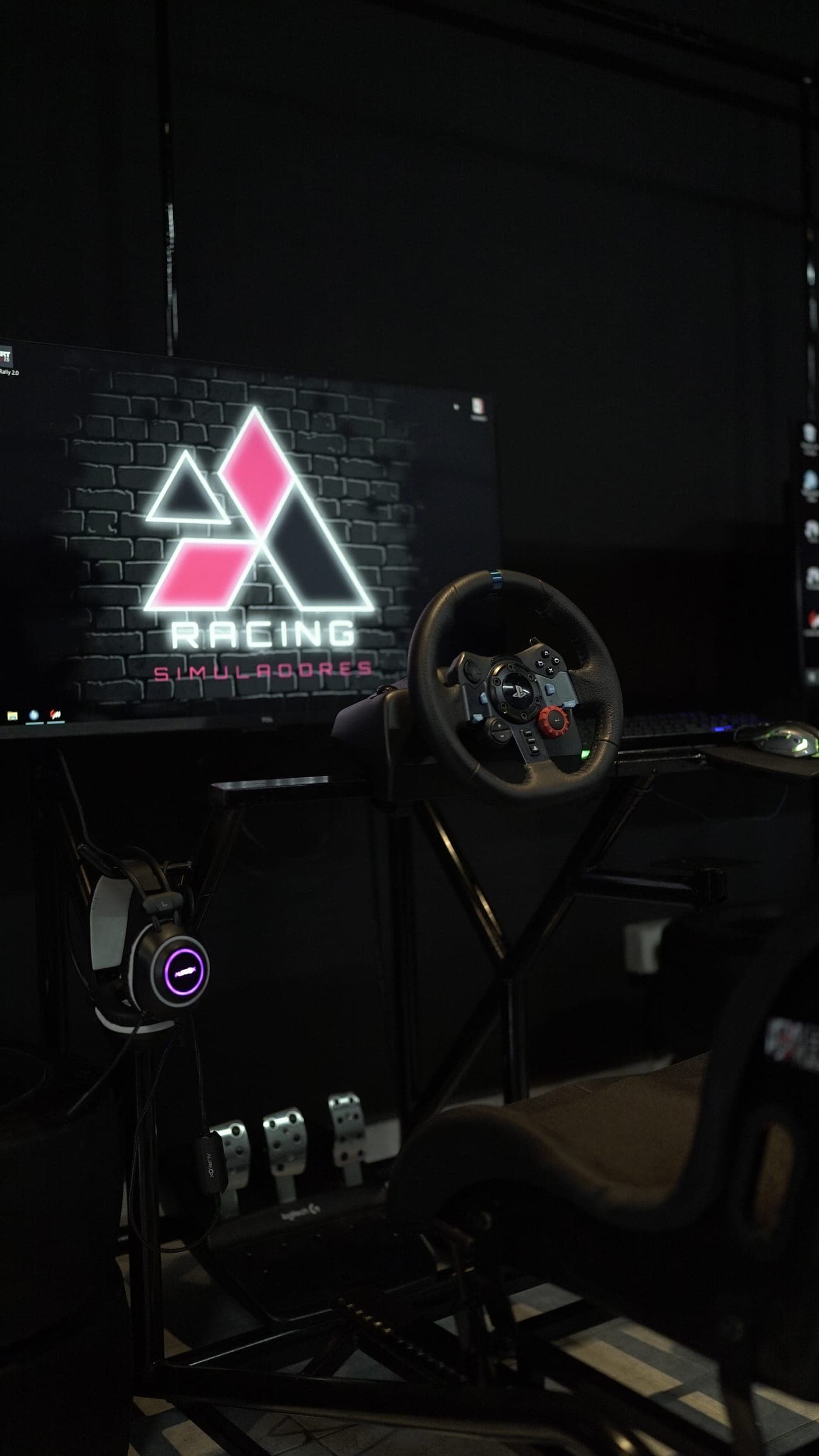 Puesto de simulación profesional armado con volante, pedalera y butaca
